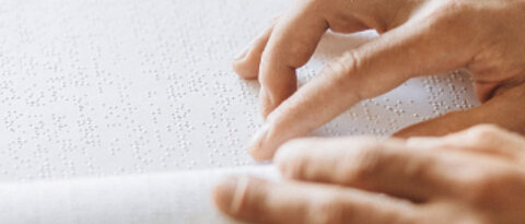 Hände, die Braille lesen.