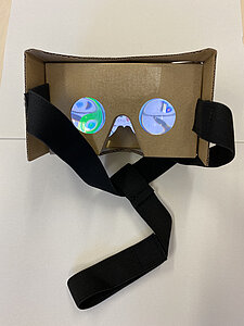 Abbildung einer Cardboardbrille zur Nutzung von spezifischen Anwendung virtueller Realität