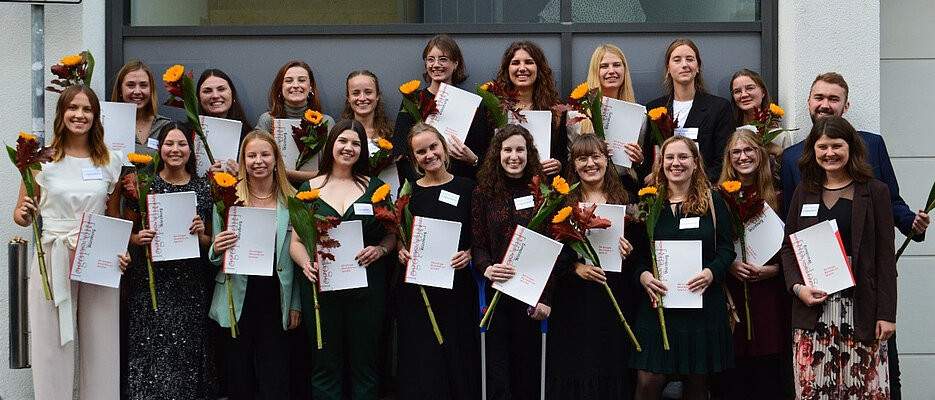 Gruppenbild der AbsolventInnen des Studiengangs „Akademische Sprachtherapie/ Logopädie“ 