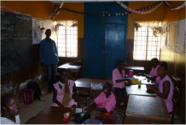 Das Bild zeigt eine Unterrichtsszene in Sierra Leone