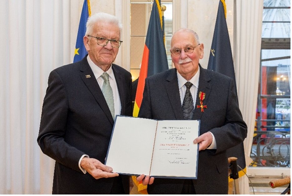 Prof. Dr. Gotthilf Hiller nimmt das Bundesverdienstkreuz von Ministerpräsident Winfried Kretschmann entgegen