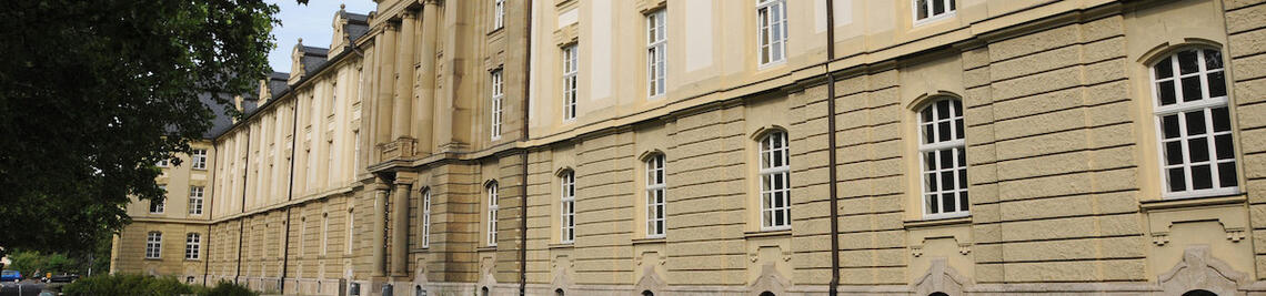 Universitätsgebäude am Wittelsbacherplatz, Würzburg. (Foto: Robert Emmerich)