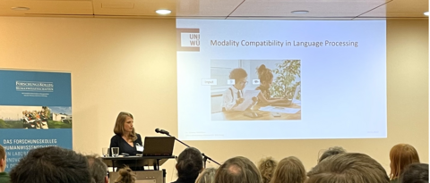 Tagungsraum, Dr. Simone Schäffner hält einen Vortrag über "Modality Camptability in Language Processing" 