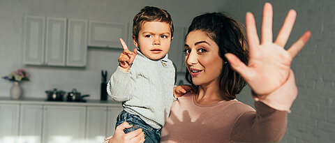 Mama und Kind in geteilter Aufmerksamkeit 