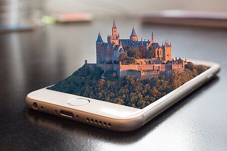 Auf diesem Bild wird eine alte Festung in Augmented Reality auf dem Handy dargestellt